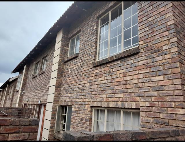 2 BEDROOM TOWNHOUSE FOR SALE IN PHILIP NEL PARK